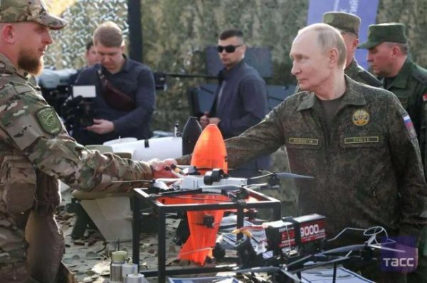 富豪优配 普京身着军装出席军演 展现现代军力构建